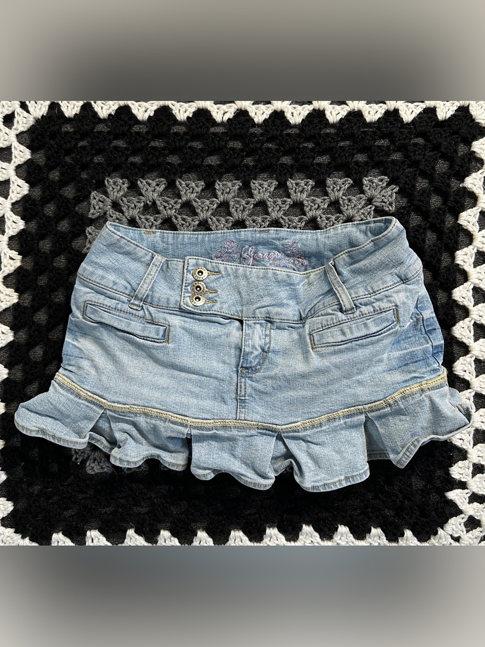 Y2K GARAGE women's light denim ruffle hem lowrise mini skort, 5/27".
